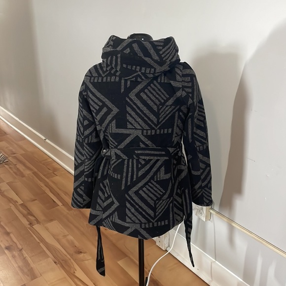 WARM GRAY BLACK GEOMETRIC COAT WITH HOOD perfect for snowy days - Picture 3 of 12